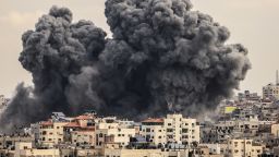 تصاعد عمود من الدخان في سماء مدينة غزة خلال غارة جوية إسرائيلية يوم الاثنين.