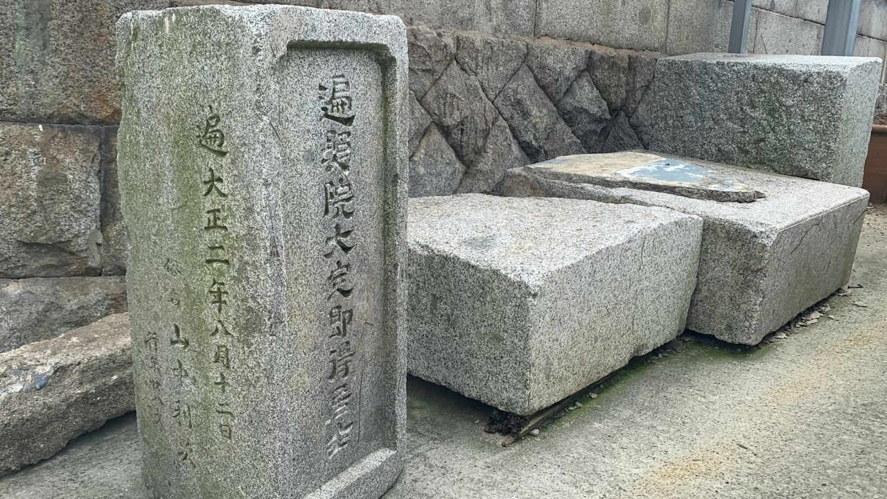 شاهد قبر معروض خارج منزل في أمي دونغ، بوسان، كوريا الجنوبية، في 20 أغسطس.