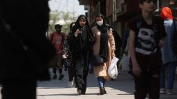 نساء إيرانيات يسيرن في أحد الشوارع وسط تطبيق مراقبة الحجاب الجديدة في طهران، إيران، 15 أبريل 2023. ماجد أصغريبور/وانا (وكالة أنباء غرب آسيا) عبر محرري رويترز – تم توفير هذه الصورة من قبل طرف ثالث.
