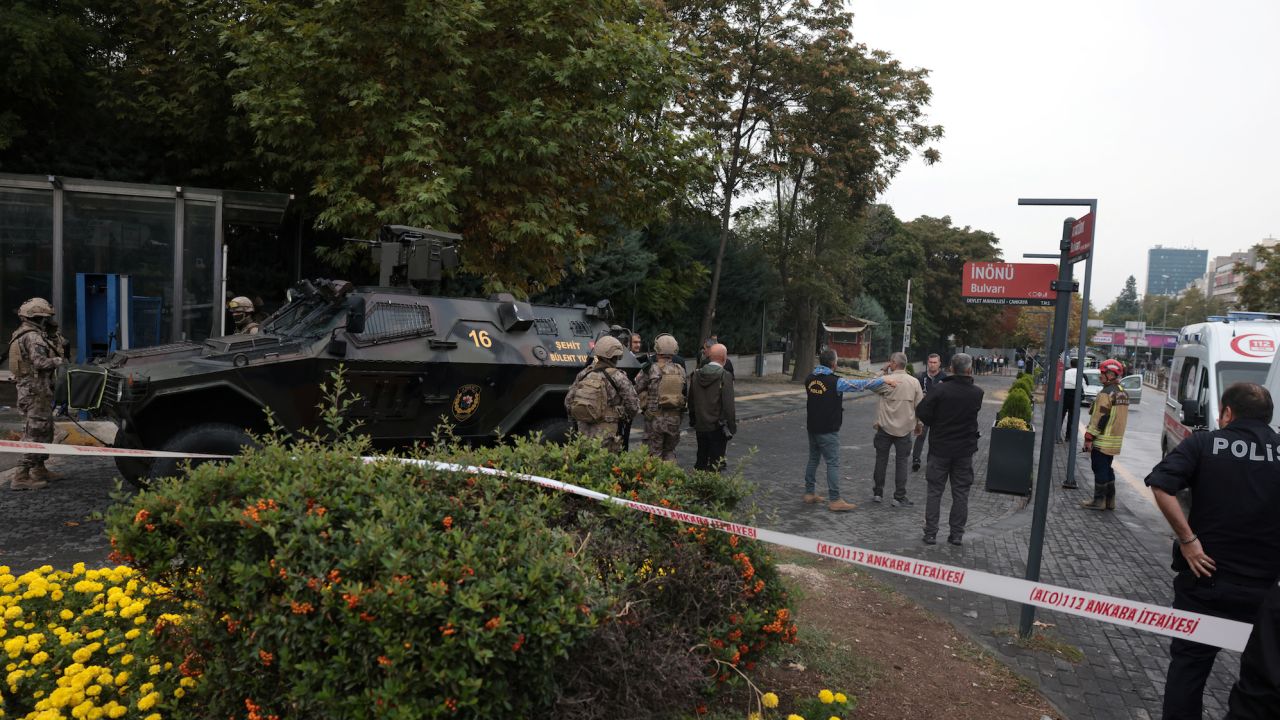 أفراد من القوات الخاصة التابعة للشرطة التركية يقومون بتأمين منطقة بعد الانفجار يوم الأحد.