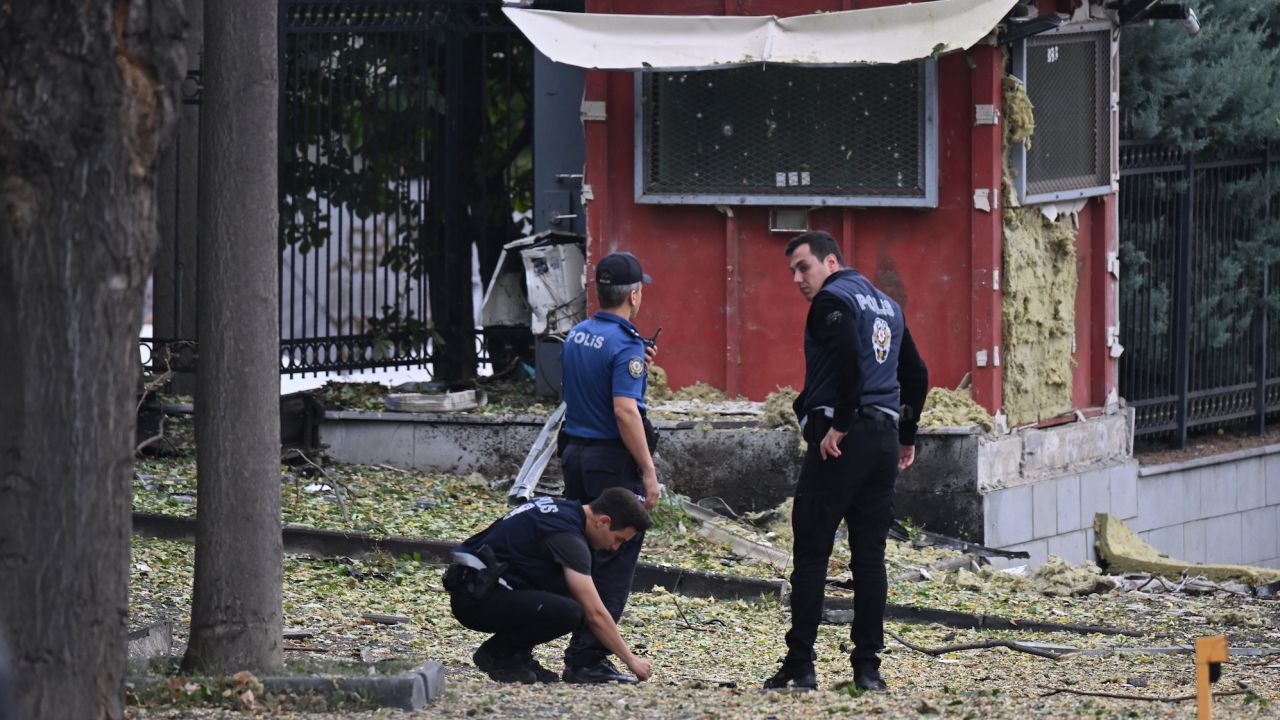 ضباط شرطة يتفقدون المنطقة بعد انفجار بالقرب من البرلمان التركي ووزارة الداخلية في أنقرة يوم الأحد.