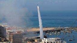 إطلاق صواريخ من غزة على إسرائيل في مدينة غزة إطلاق صواريخ من غزة على إسرائيل في مدينة غزة يوم السبت.