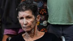 يوشيفيد ليفشيتز (85 عامًا) ، جدة إسرائيلية كانت محتجزة كرهينة في غزة تنظر بعد إطلاق سراحها من قبل مسلحي حماس ، في مستشفى إيخيلوف في تل أبيب ، إسرائيل في 24 أكتوبر 2023. رويترز / جانيس لايزانز
