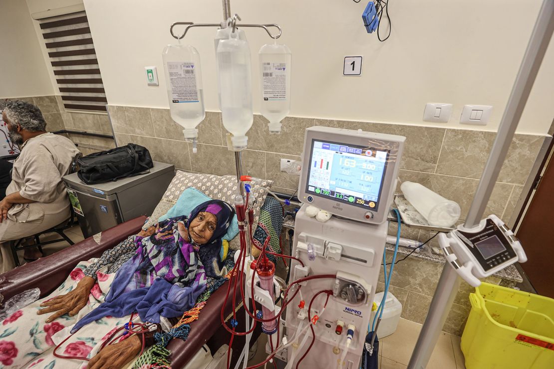 مرضى يتلقون العلاج في مستشفى ناصر بخانيونس بغزة في 24 أكتوبر 2023.