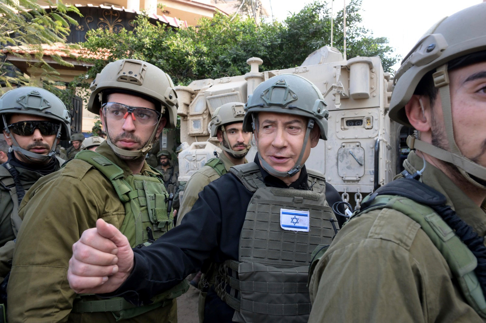 بنيامين نتنياهو يتلقى إحاطة أمنية مع القادة والجنود في شمال قطاع غزة، في 25 ديسمبر.